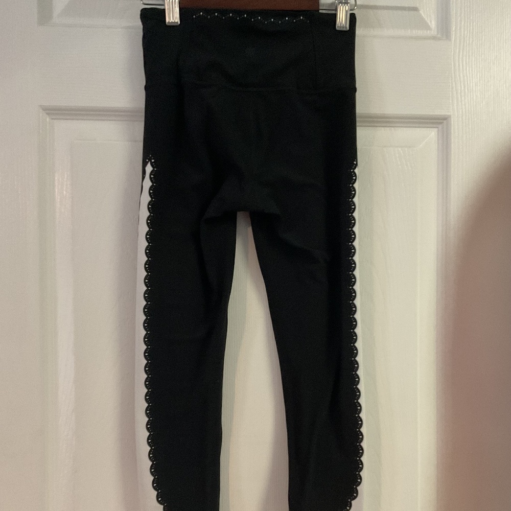 Athleta Elation Scallop Capri leggings XXS